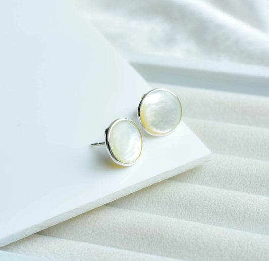 Round Mother of Pearl Stud Earrings in 925 Silver – Everyday Minimalist Fine Jewelry