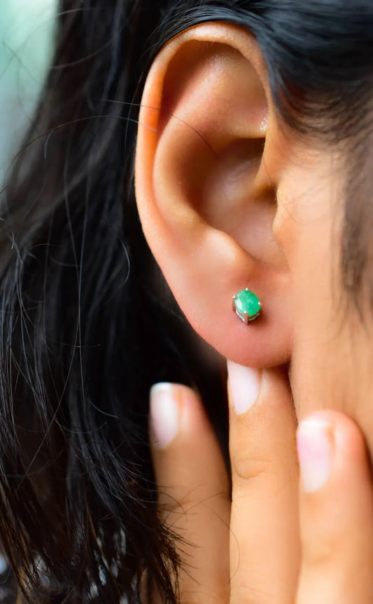 Oval-Cut Emerald Stud Earrings in 925 Silver – Classic Everyday Gemstone Jewelry
