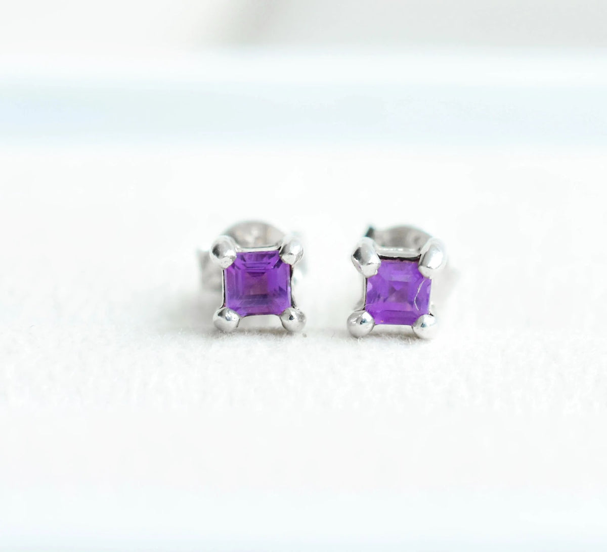 Square-Cut Amethyst Stud Earrings in 925 Silver – Modern Everyday Gemstone Jewelry