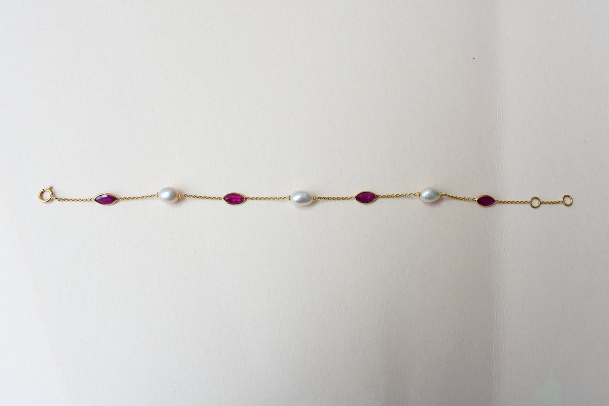 18K gold bracelet with ruby and pearl stations