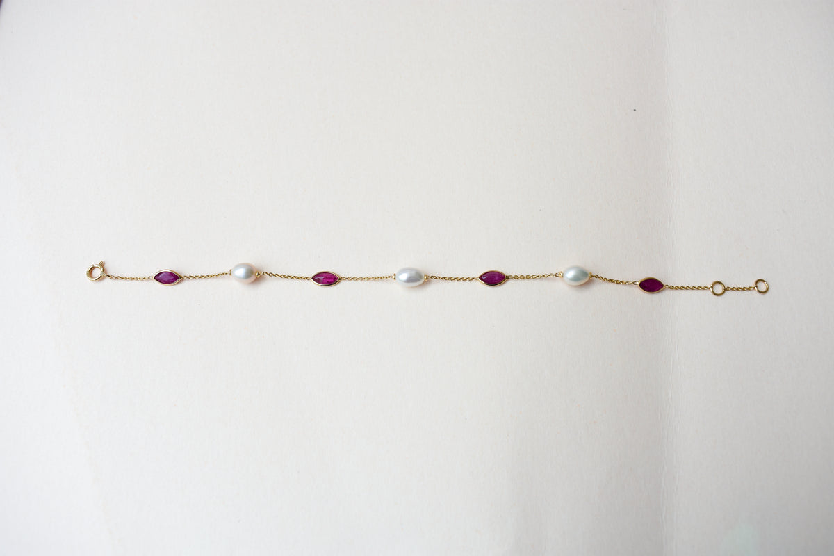 18K gold bracelet with ruby and pearl stations