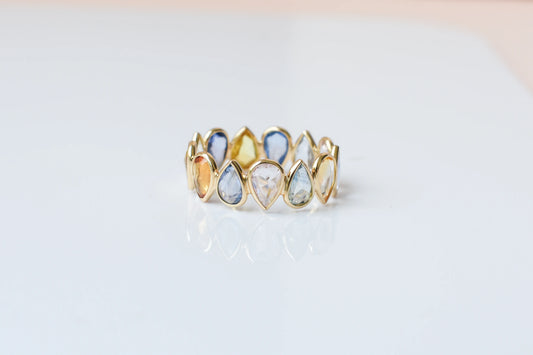 Pear-cut multicolor sapphire eternity ring in 18K gold, zigzag bezel setting