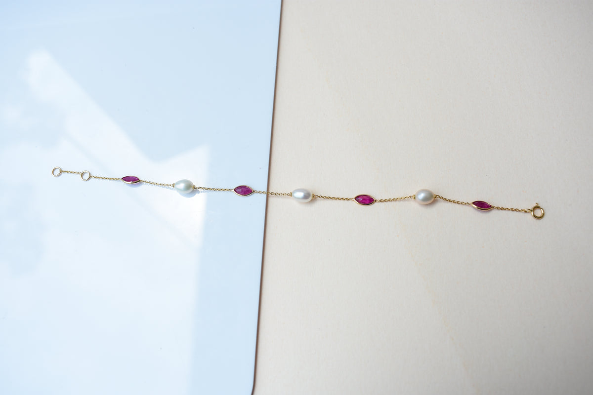 18K gold bracelet with ruby and pearl stations