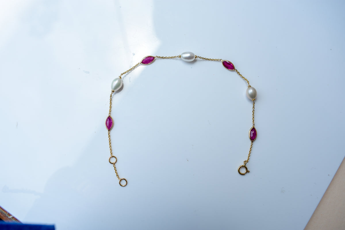 18K gold bracelet with ruby and pearl stations