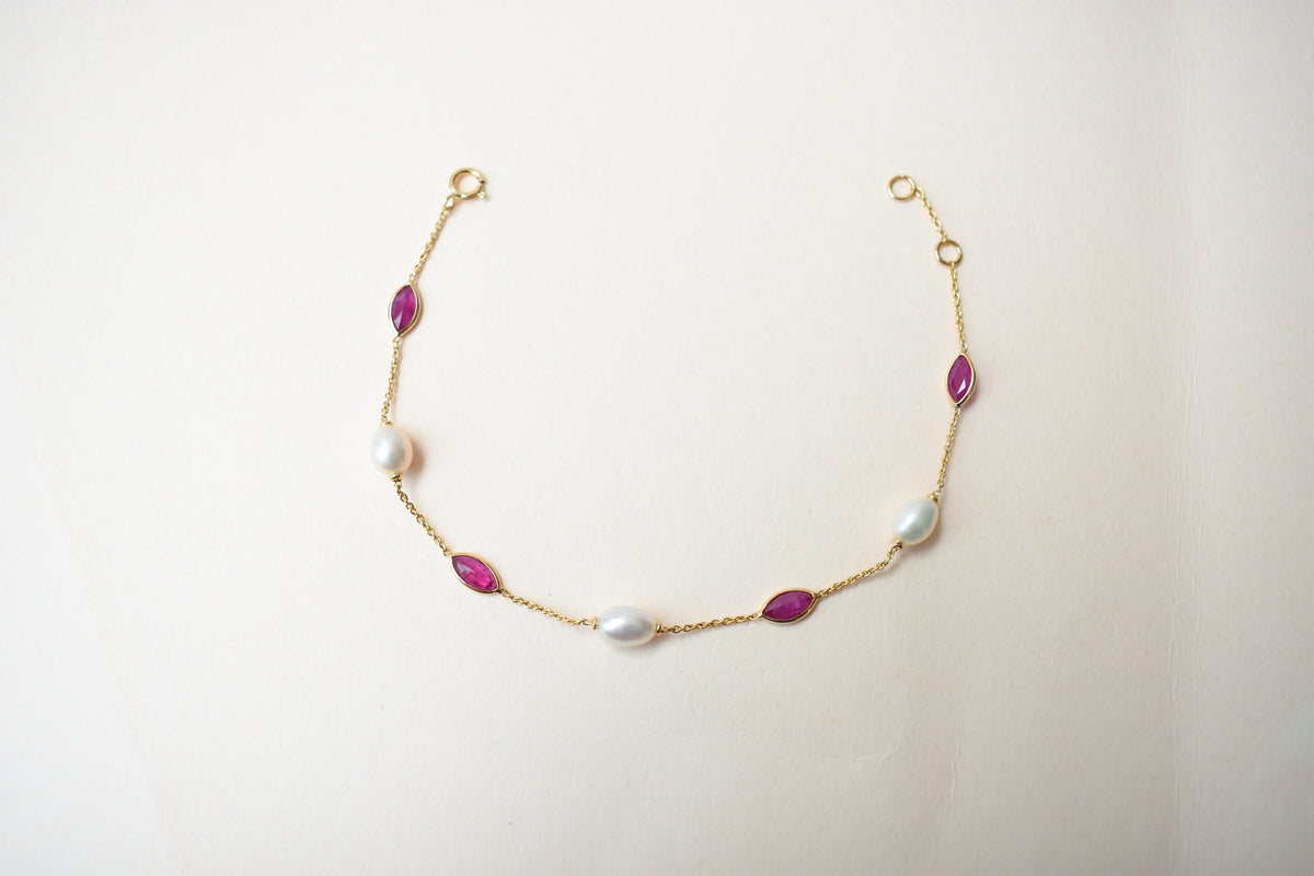 18K gold bracelet with ruby and pearl stations