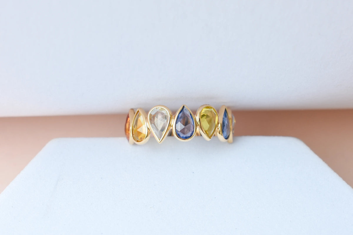 Pear-cut multicolor sapphire eternity ring in 18K gold, zigzag bezel setting
