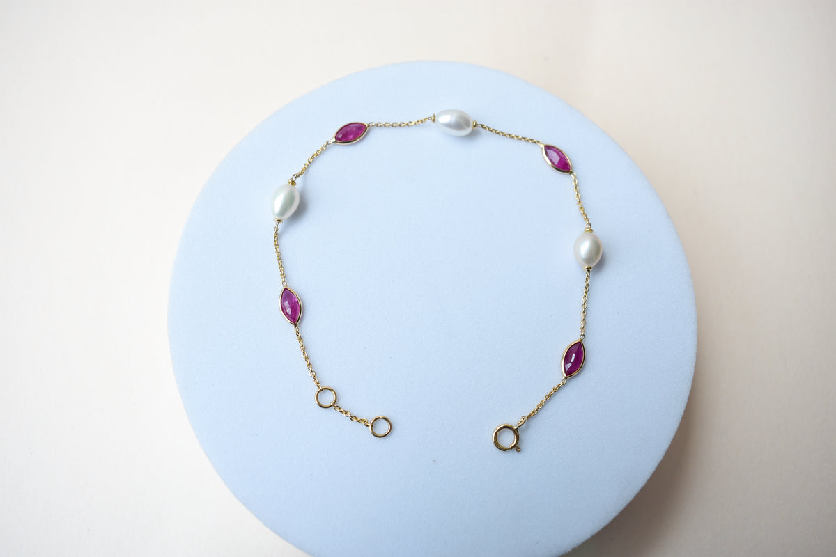 18K gold bracelet with ruby and pearl stations