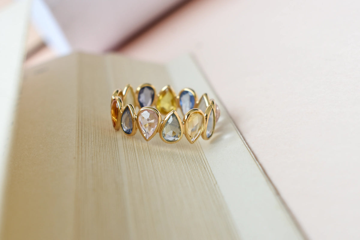 Pear-cut multicolor sapphire eternity ring in 18K gold, zigzag bezel setting