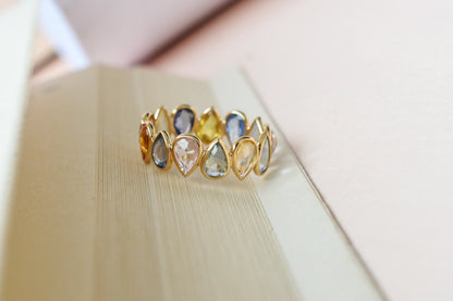Pear-cut multicolor sapphire eternity ring in 18K gold, zigzag bezel setting
