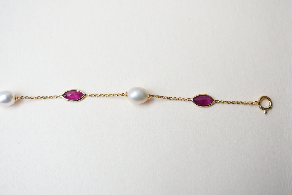 18K gold bracelet with ruby and pearl stations