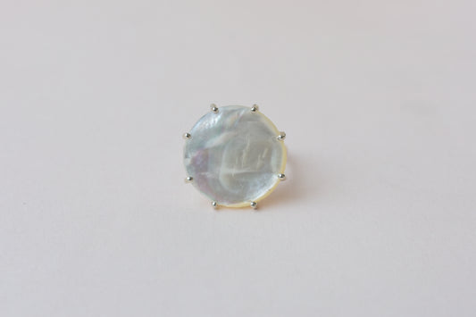 Round mother of pearl cabochon ring in 925 silver