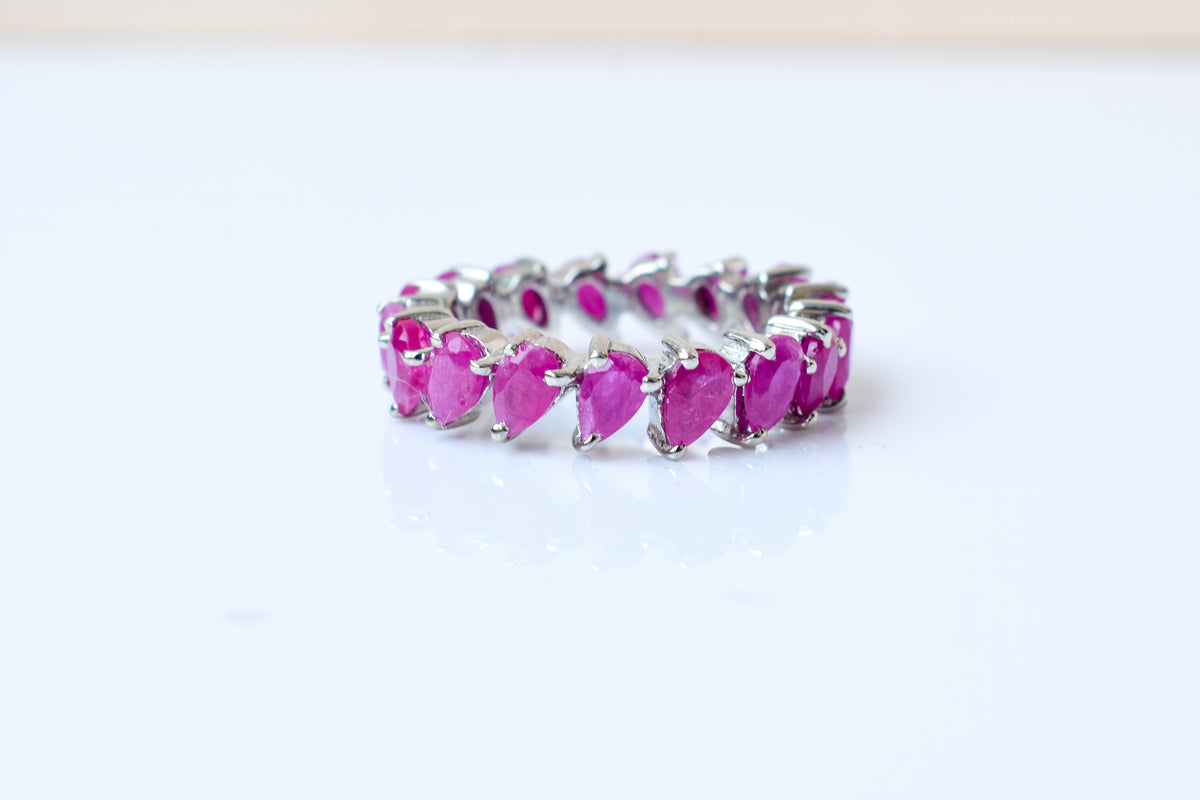 Vivid pink pear-cut eternity ring in 925 silver