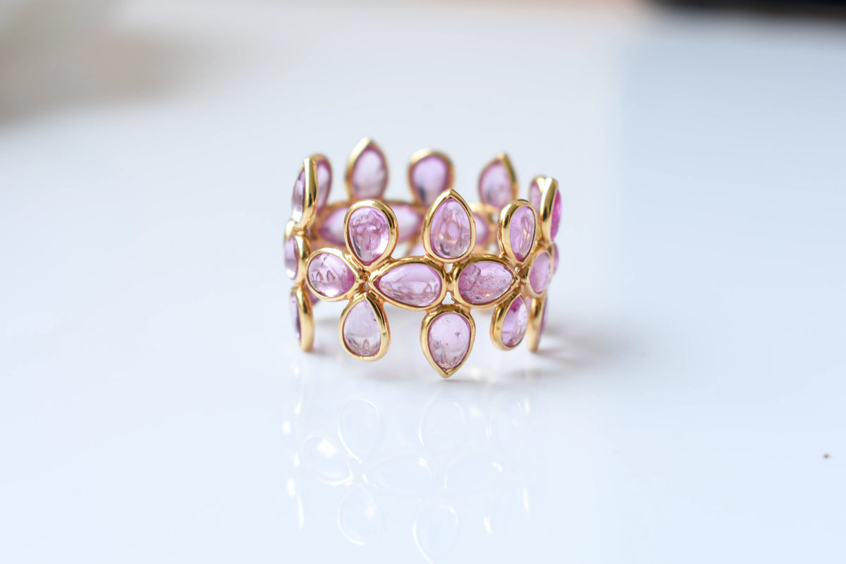 Cabochon pink sapphire clover eternity ring in 18K gold