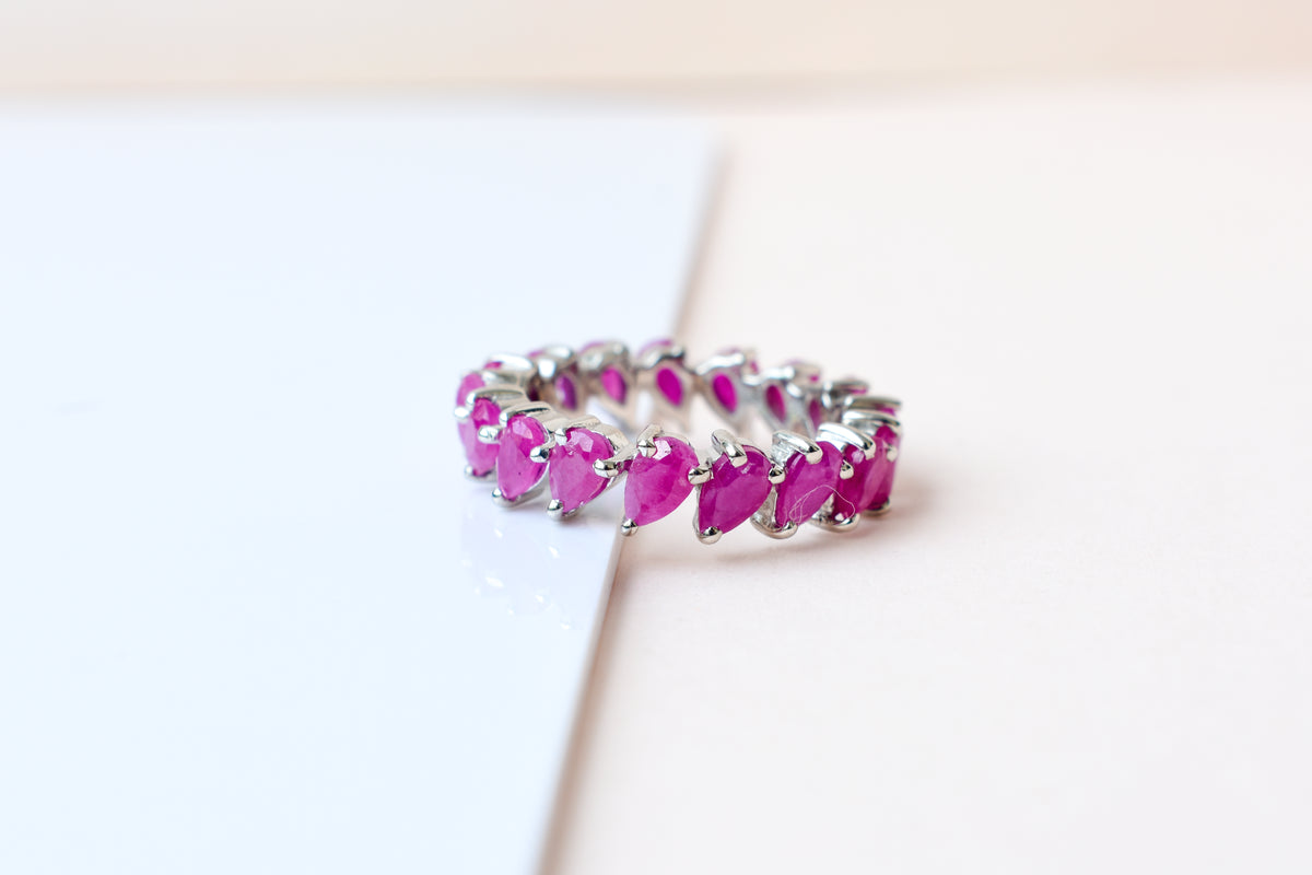 Vivid pink pear-cut eternity ring in 925 silver