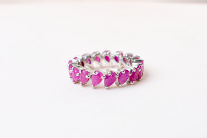 Vivid pink pear-cut eternity ring in 925 silver