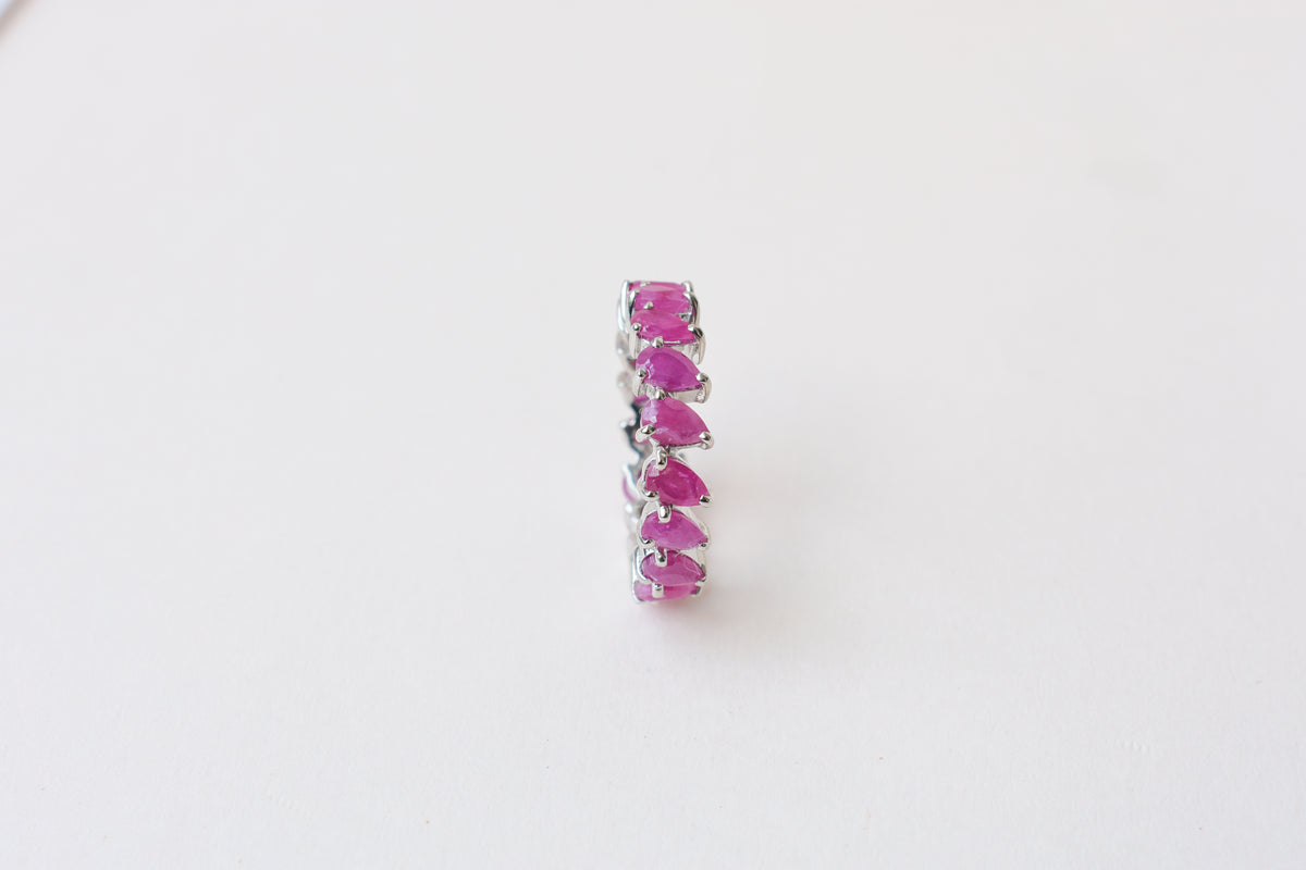 Vivid pink pear-cut eternity ring in 925 silver