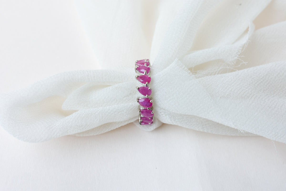 Vivid pink pear-cut eternity ring in 925 silver