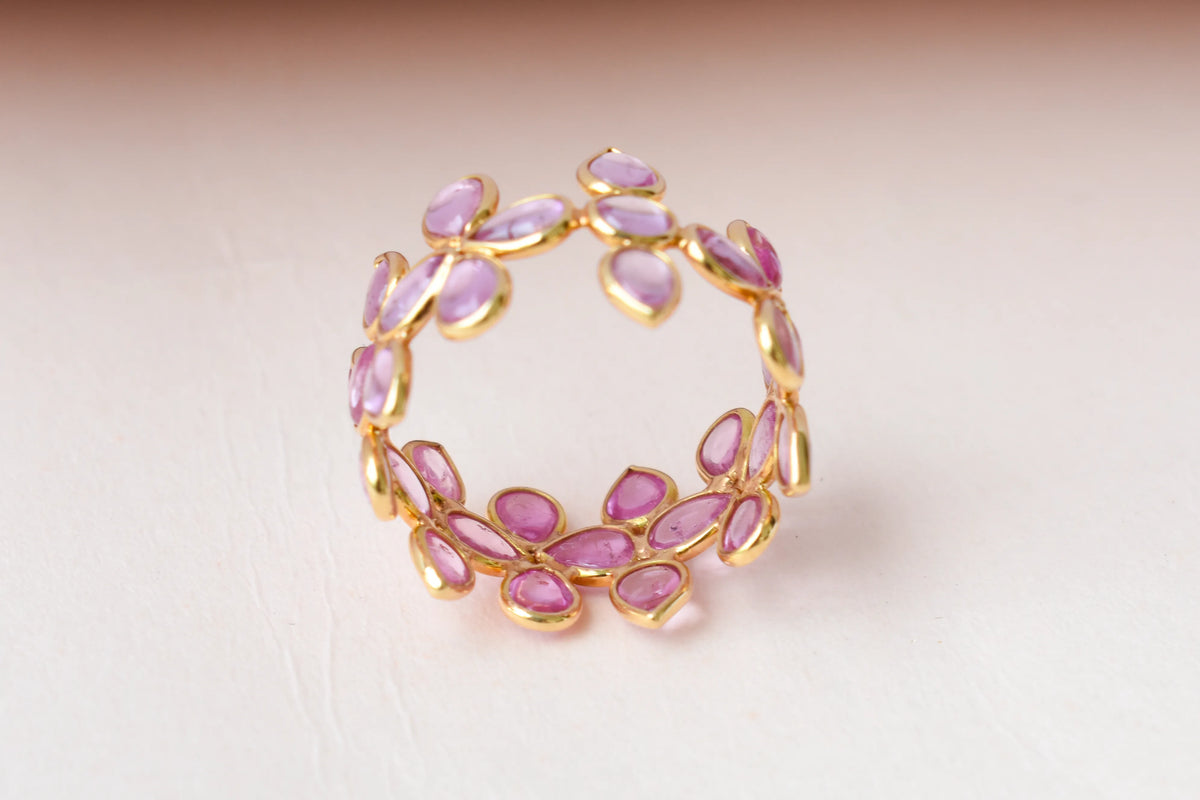 Cabochon pink sapphire clover eternity ring in 18K gold
