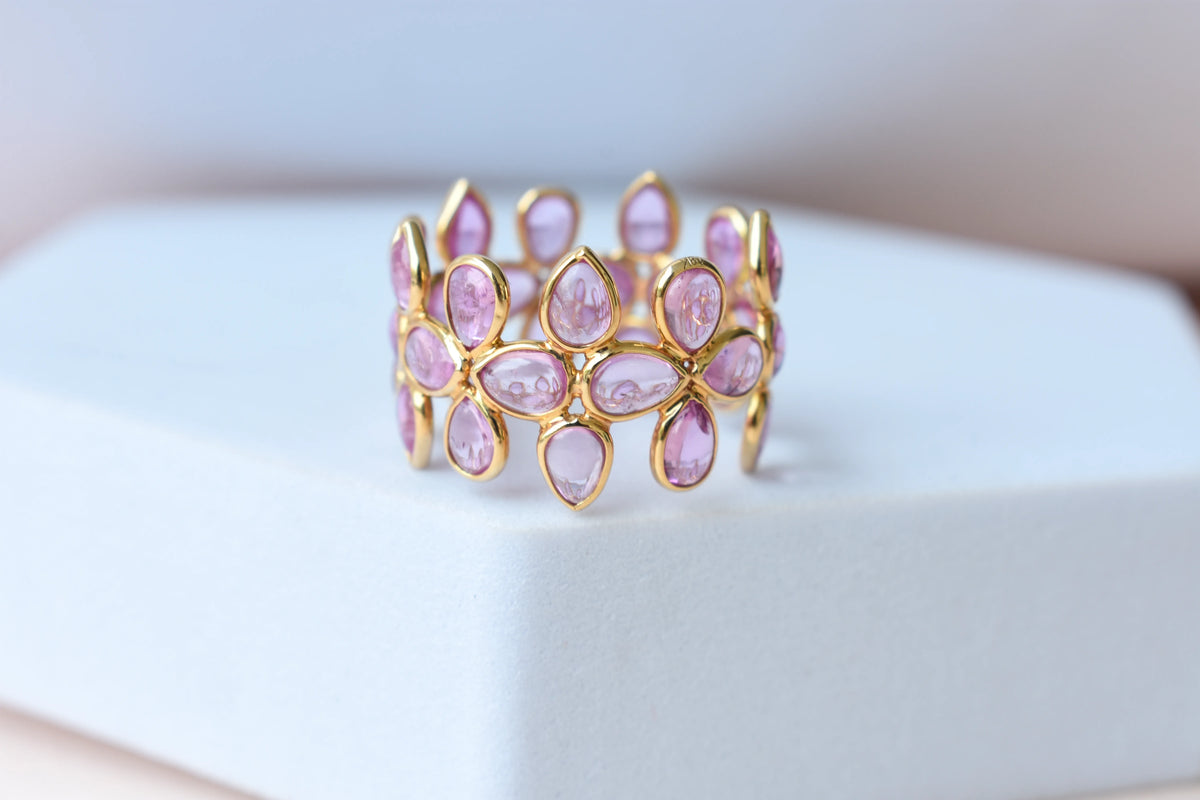Cabochon pink sapphire clover eternity ring in 18K gold