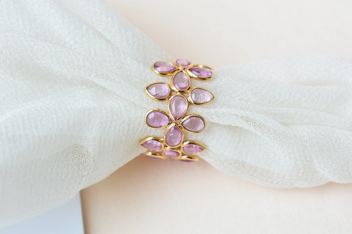 Cabochon pink sapphire clover eternity ring in 18K gold