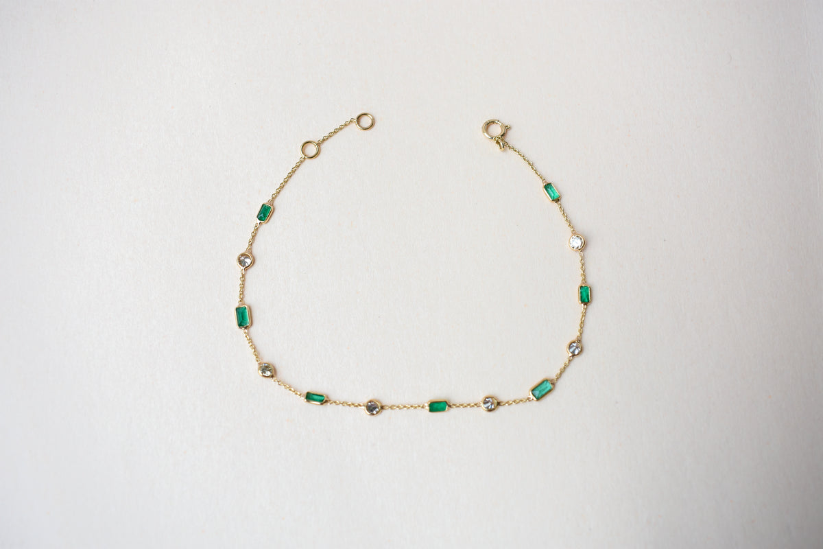 18K gold bracelet with emerald and diamond stations