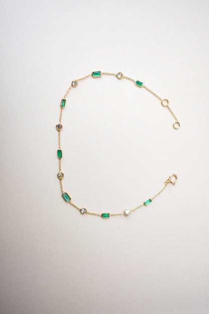 18K gold bracelet with emerald and diamond stations