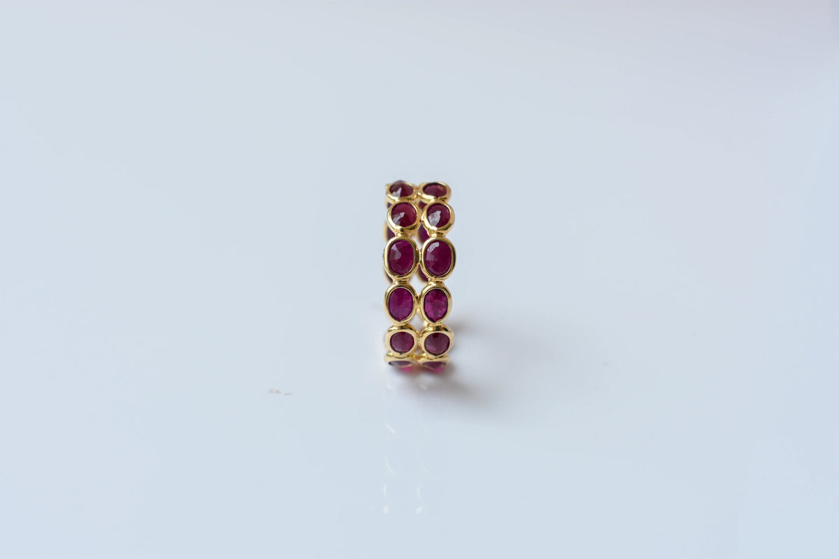 Oval-cut ruby honeycomb double-row eternity ring in 18K gold