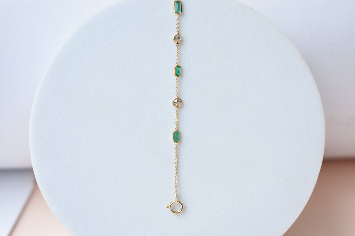18K gold bracelet with emerald and diamond stations