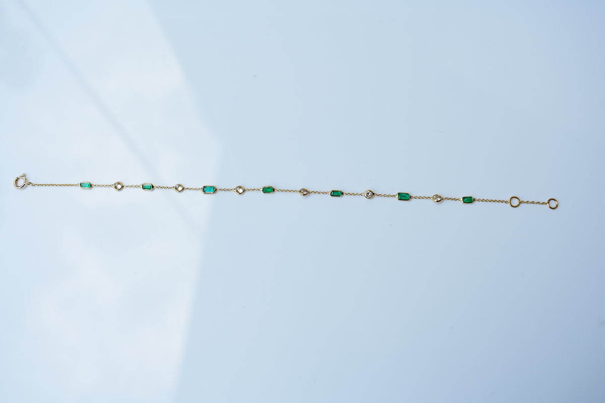 18K gold bracelet with emerald and diamond stations
