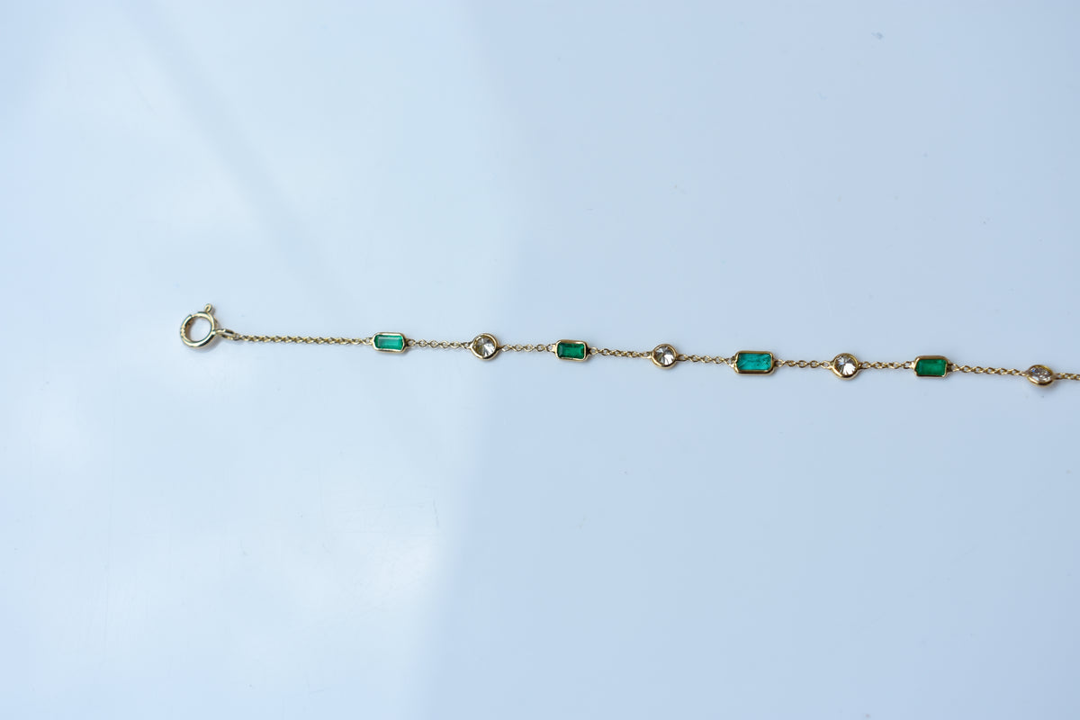 18K gold bracelet with emerald and diamond stations