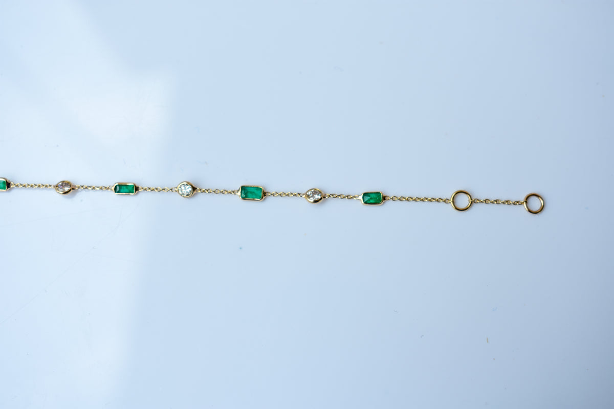 18K gold bracelet with emerald and diamond stations
