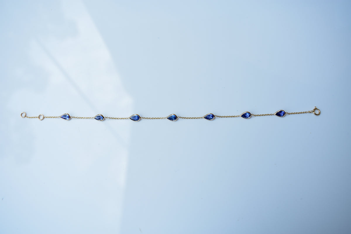 18K gold bracelet with pear-cut tanzanite stations