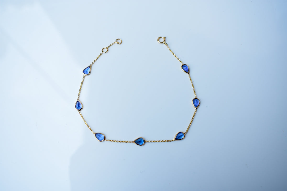 18K gold bracelet with pear-cut tanzanite stations