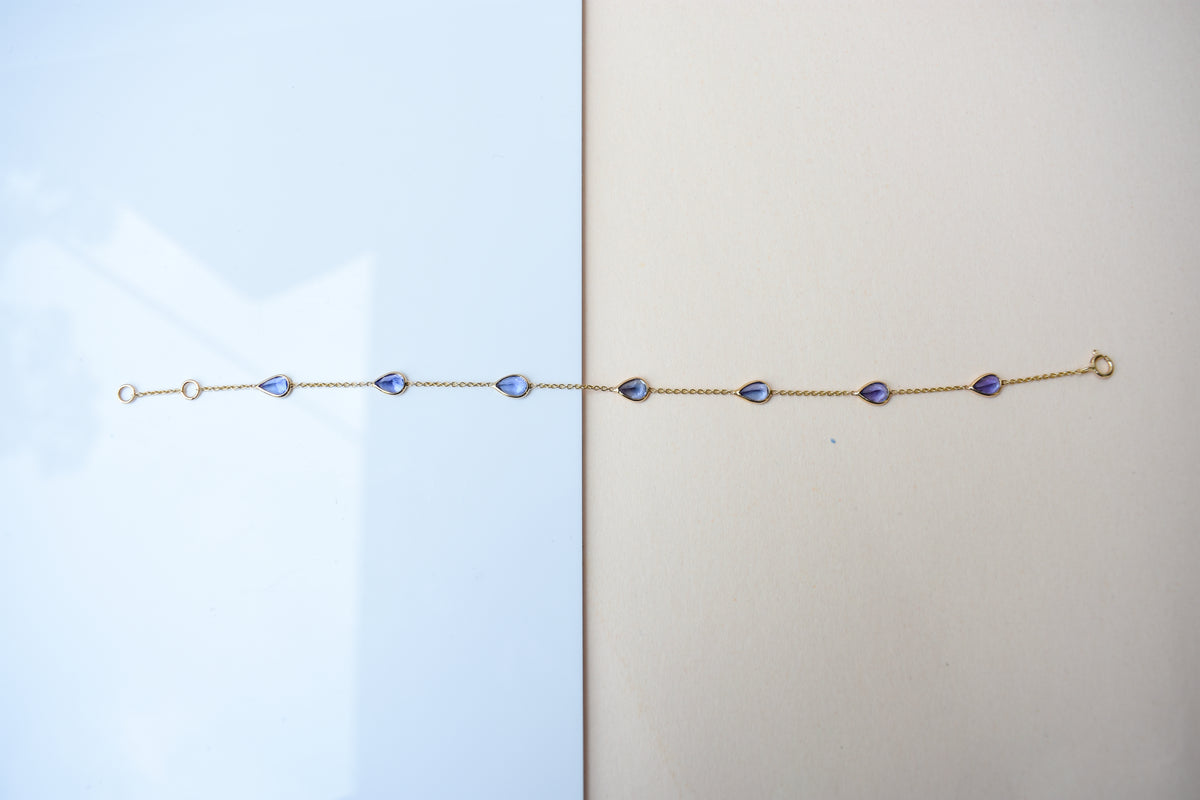 18K gold bracelet with pear-cut tanzanite stations