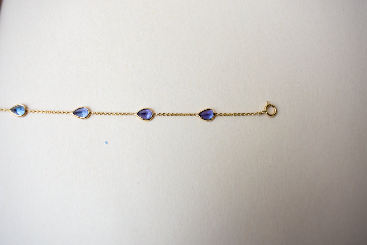 18K gold bracelet with pear-cut tanzanite stations