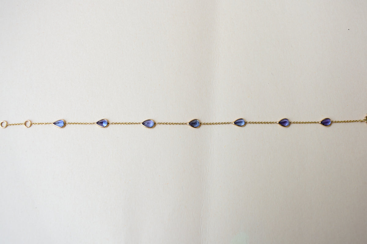 18K gold bracelet with pear-cut tanzanite stations