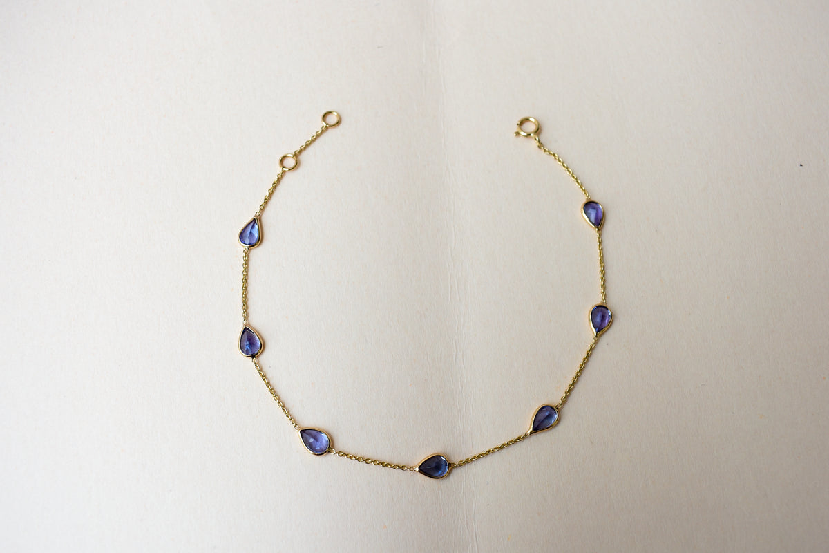 18K gold bracelet with pear-cut tanzanite stations
