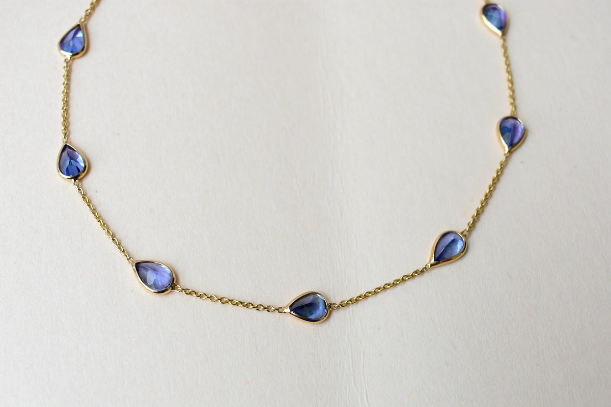 18K gold bracelet with pear-cut tanzanite stations