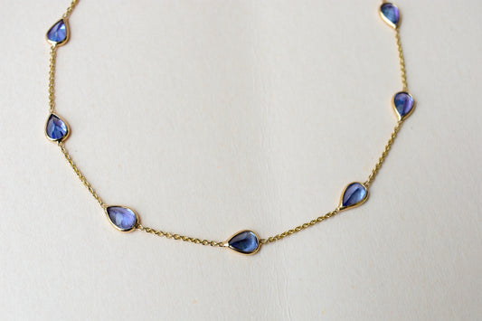 18K gold bracelet with pear-cut tanzanite stations