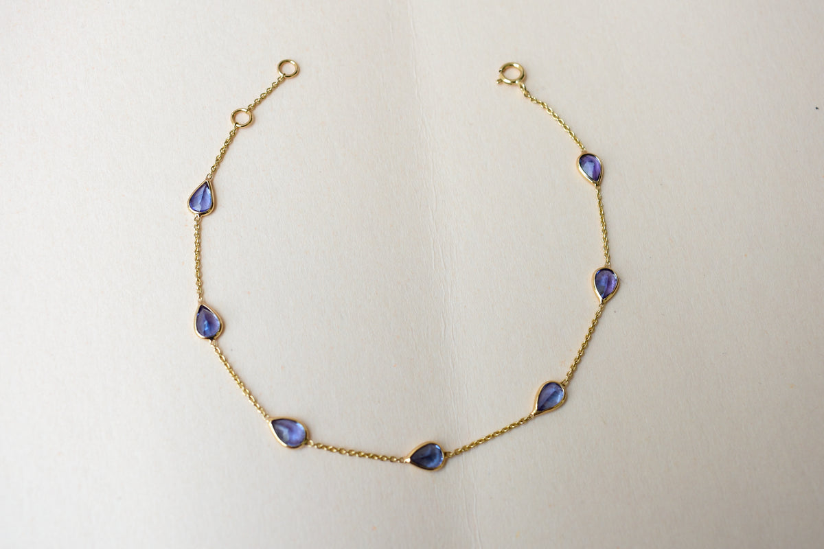 18K gold bracelet with pear-cut tanzanite stations