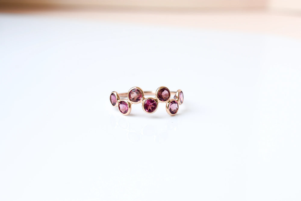 Round-cut pink gemstone wavy row ring in 18K gold