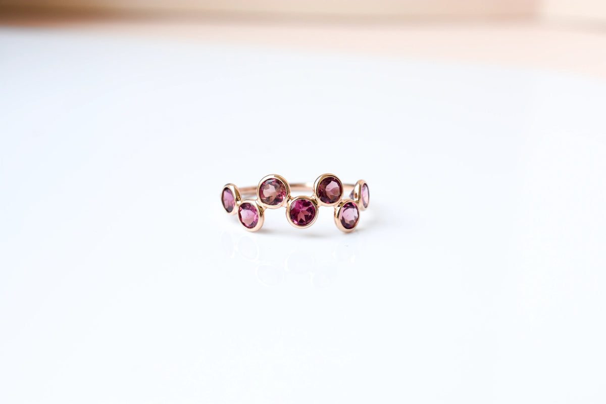 Round-cut pink gemstone wavy row ring in 18K gold