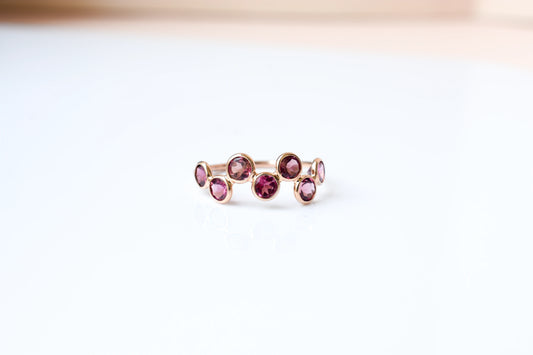 Round-cut pink gemstone wavy row ring in 18K gold