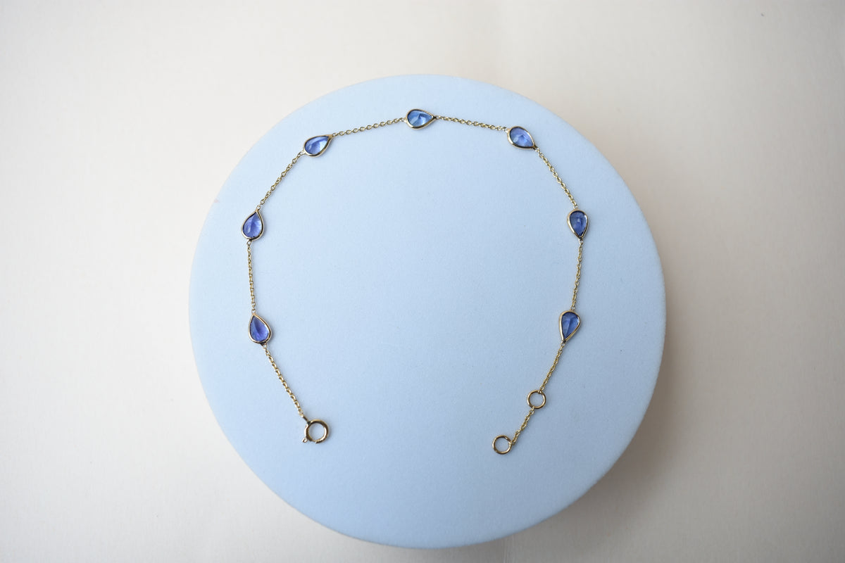 18K gold bracelet with pear-cut tanzanite stations