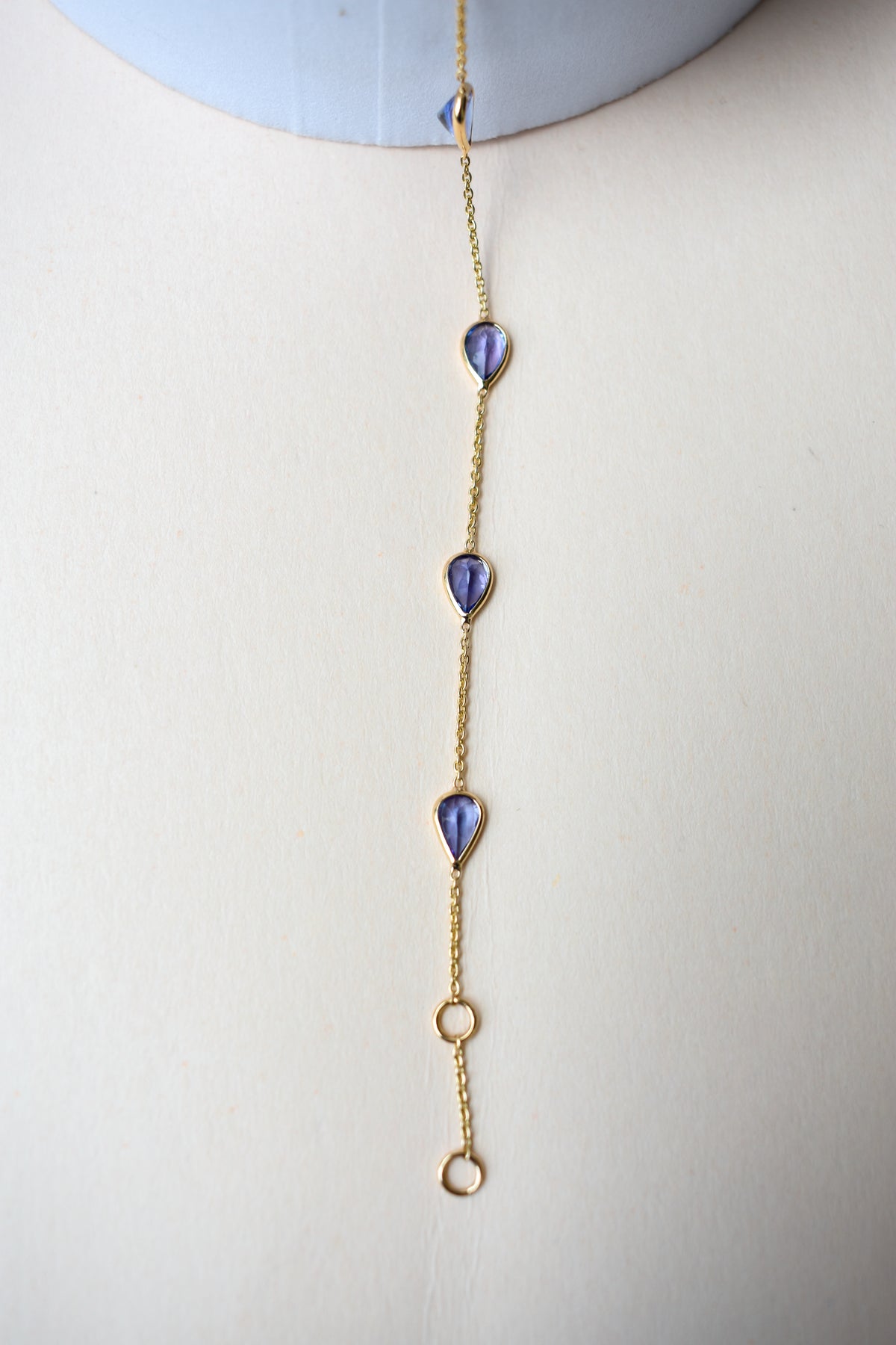 18K gold bracelet with pear-cut tanzanite stations