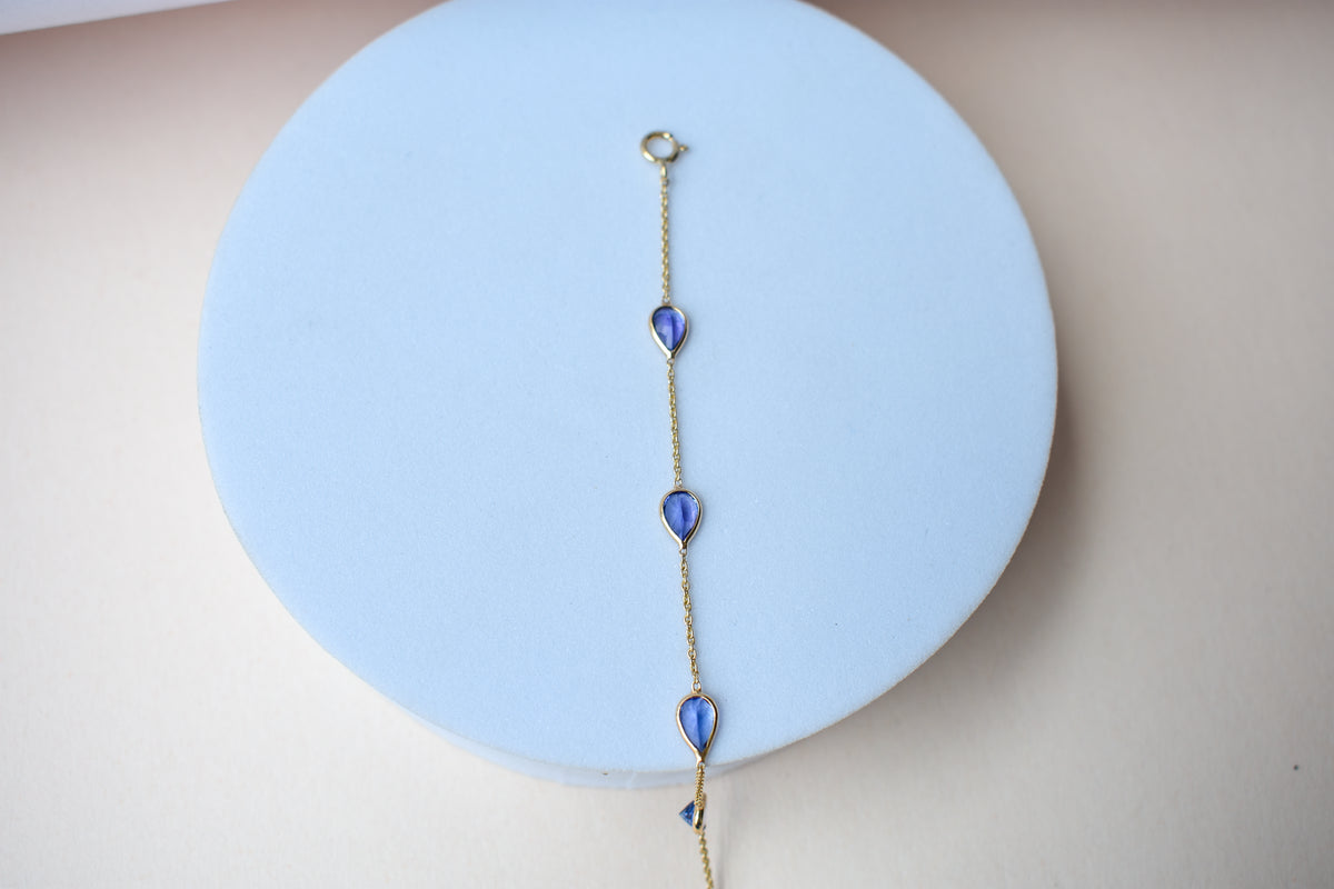 18K gold bracelet with pear-cut tanzanite stations
