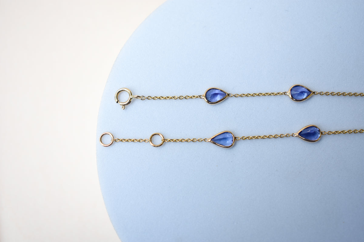 18K gold bracelet with pear-cut tanzanite stations