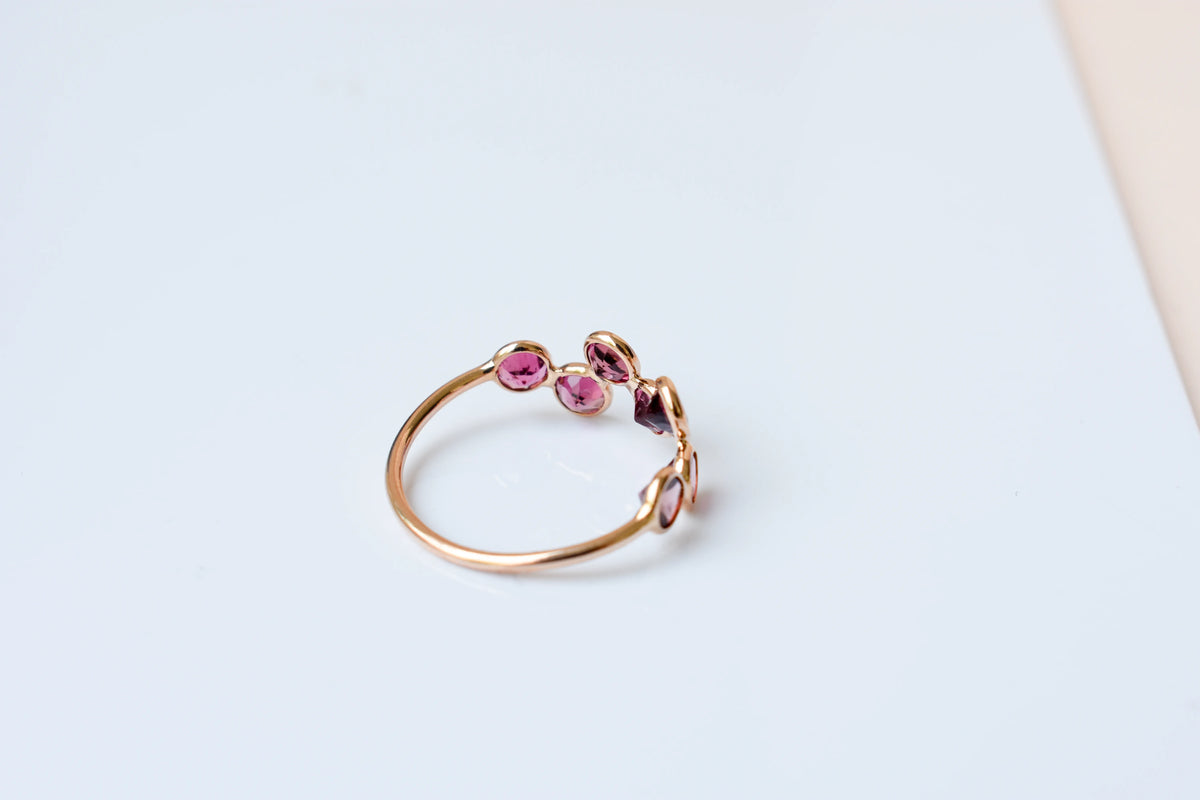 Round-cut pink gemstone wavy row ring in 18K gold