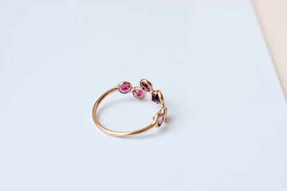 Round-cut pink gemstone wavy row ring in 18K gold
