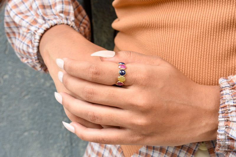 Sapphire Eternity Band in 18K Gold – Oval Cabochon Bezel-Set Ring